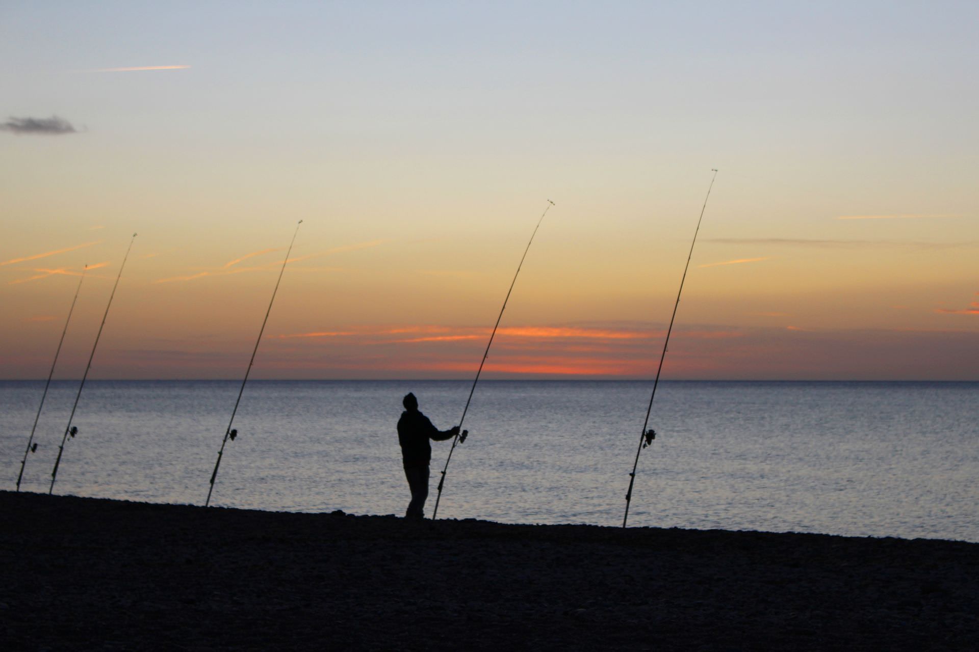 Pêcheur sur la plage de Villeneuve les Maguelone