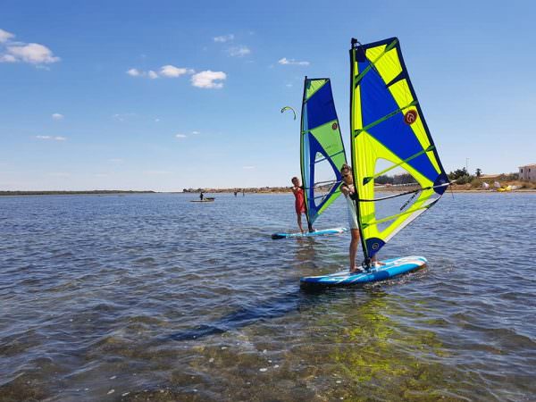 Planche à voile sur l'étang d'Ingril avec Tramonta Windsurf