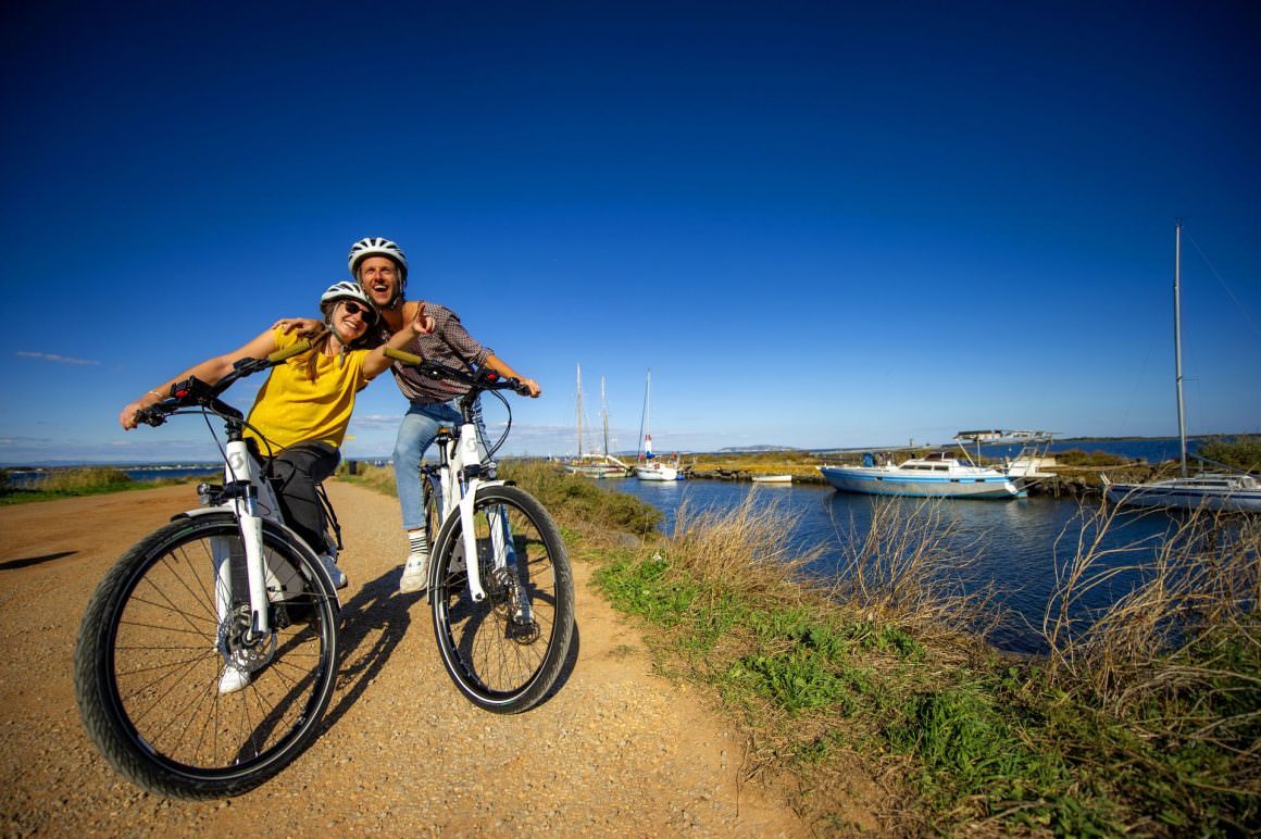 Couple de jeunes à vélo sur la Pointe des Onglous à Marseillan