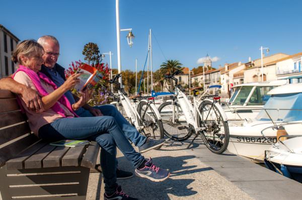 Couple de jeuniors à Vélo au port de Marseillan