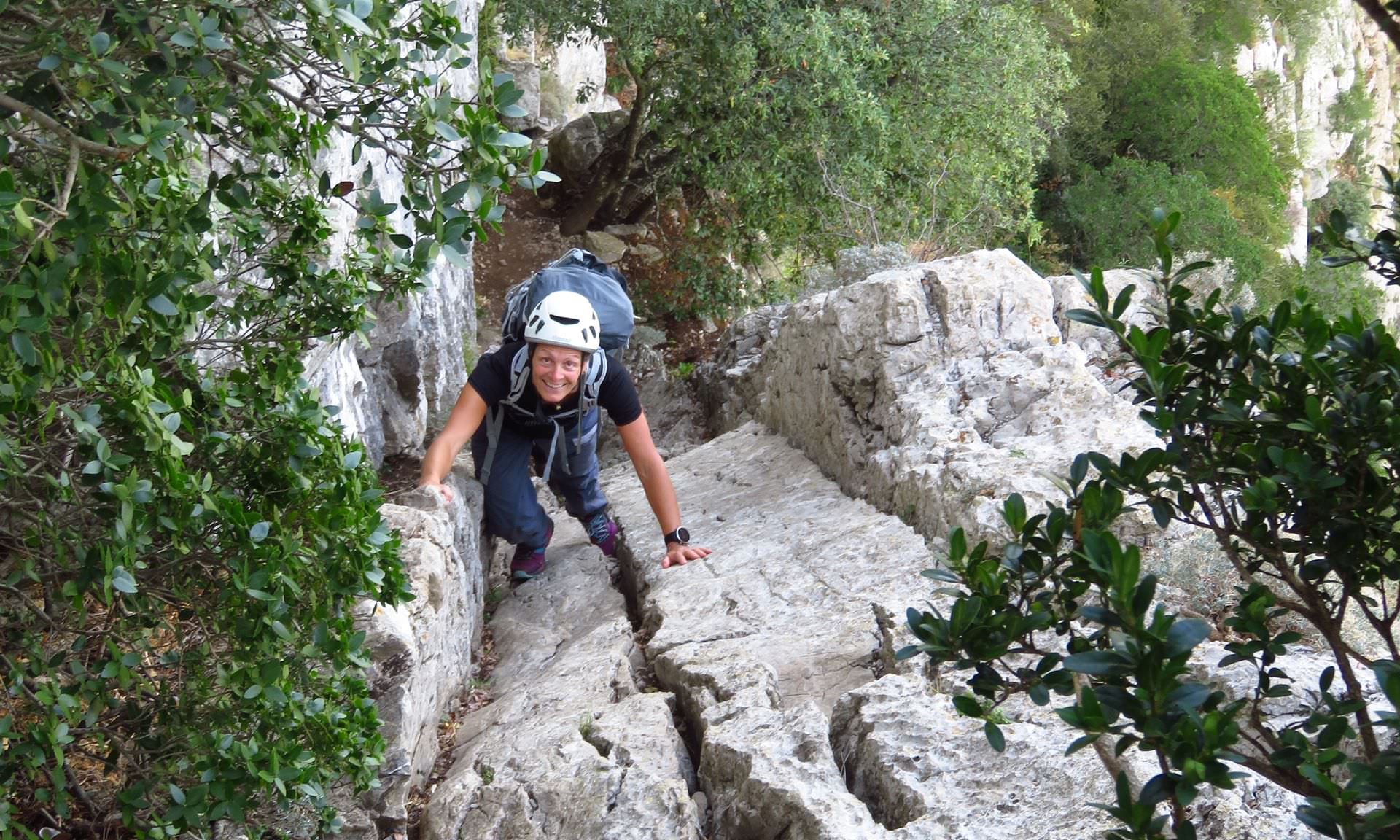 jeune femme en rando-rappel sur la diagonale verte du Pic St Loup