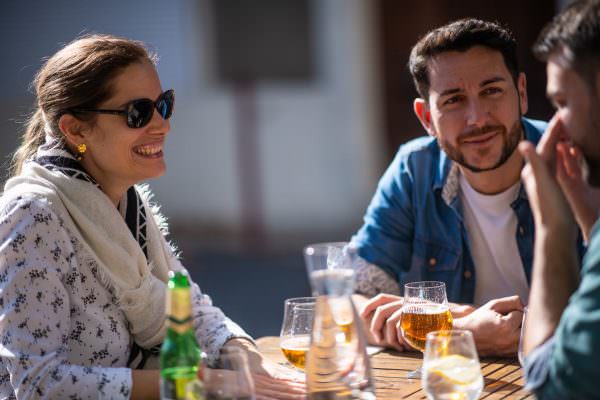 Montpeyroux-Amis en terrasse d'un restaurant