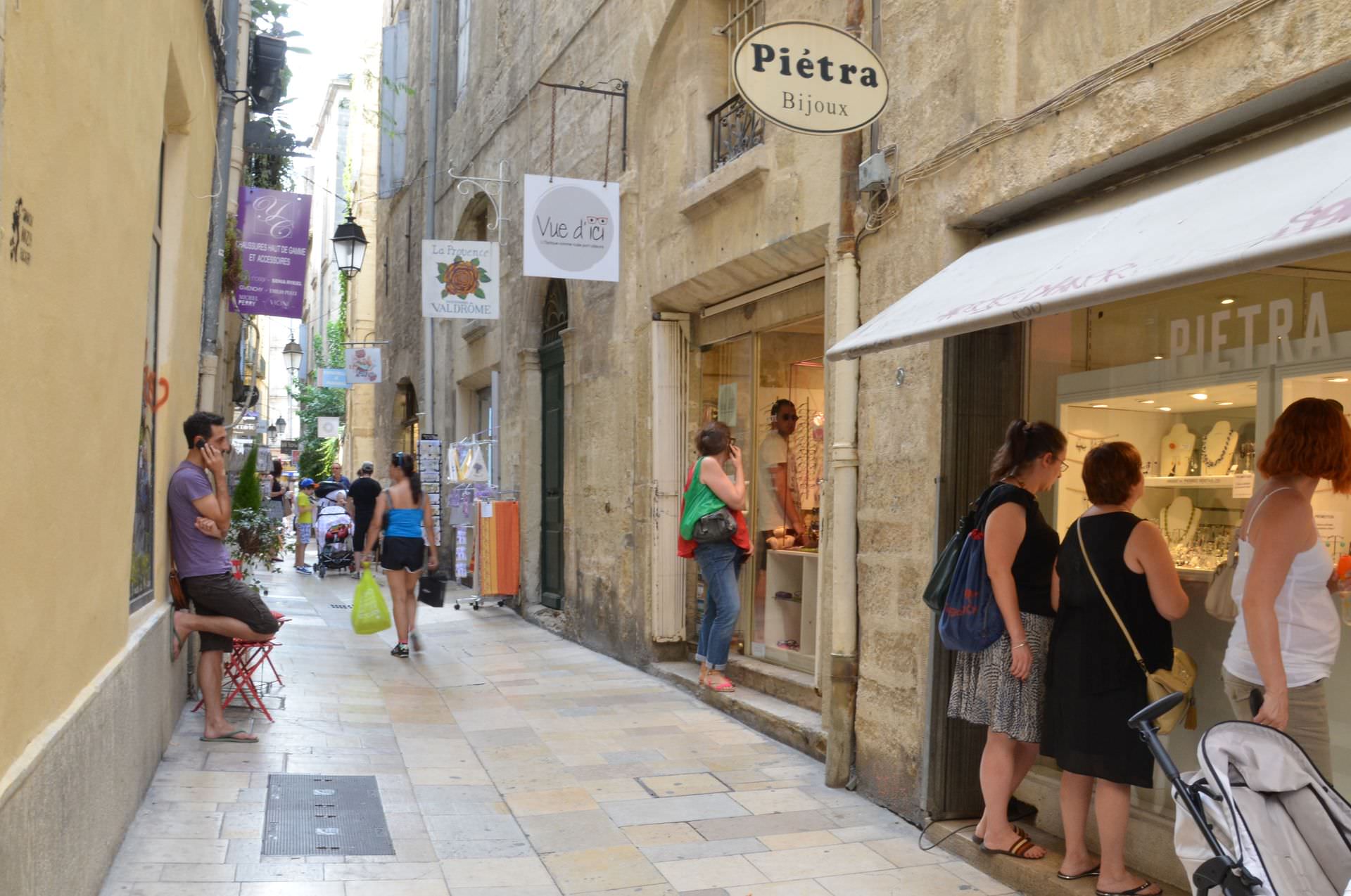 Ruelle commerçante dans l'Ecusson à Montpellier