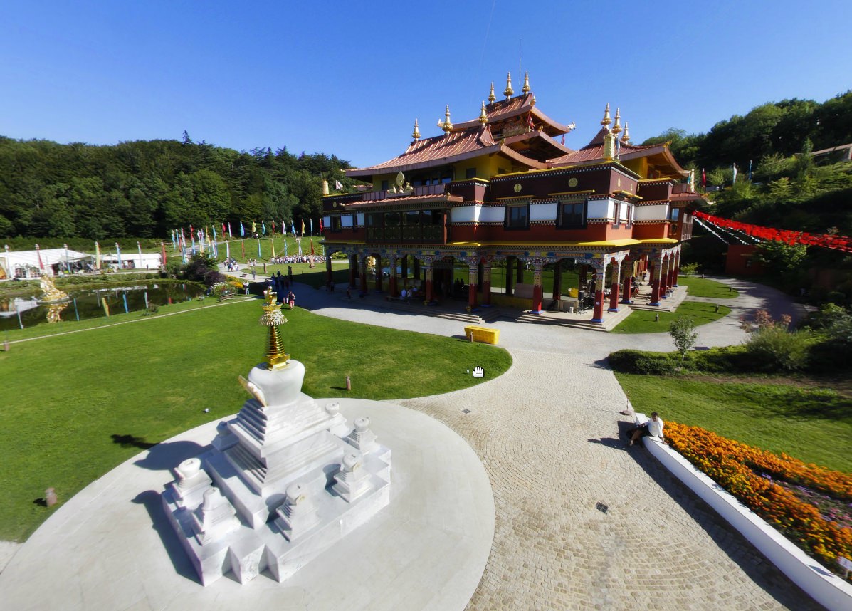 Temple Lerab Ling à Roqueredonde