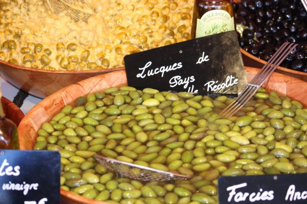 Olives Lucques du Languedoc sur un marché de l'Hérault