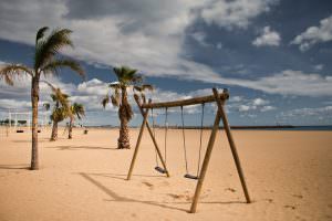 Valras-Plage, plage avec balançoise et palmiers