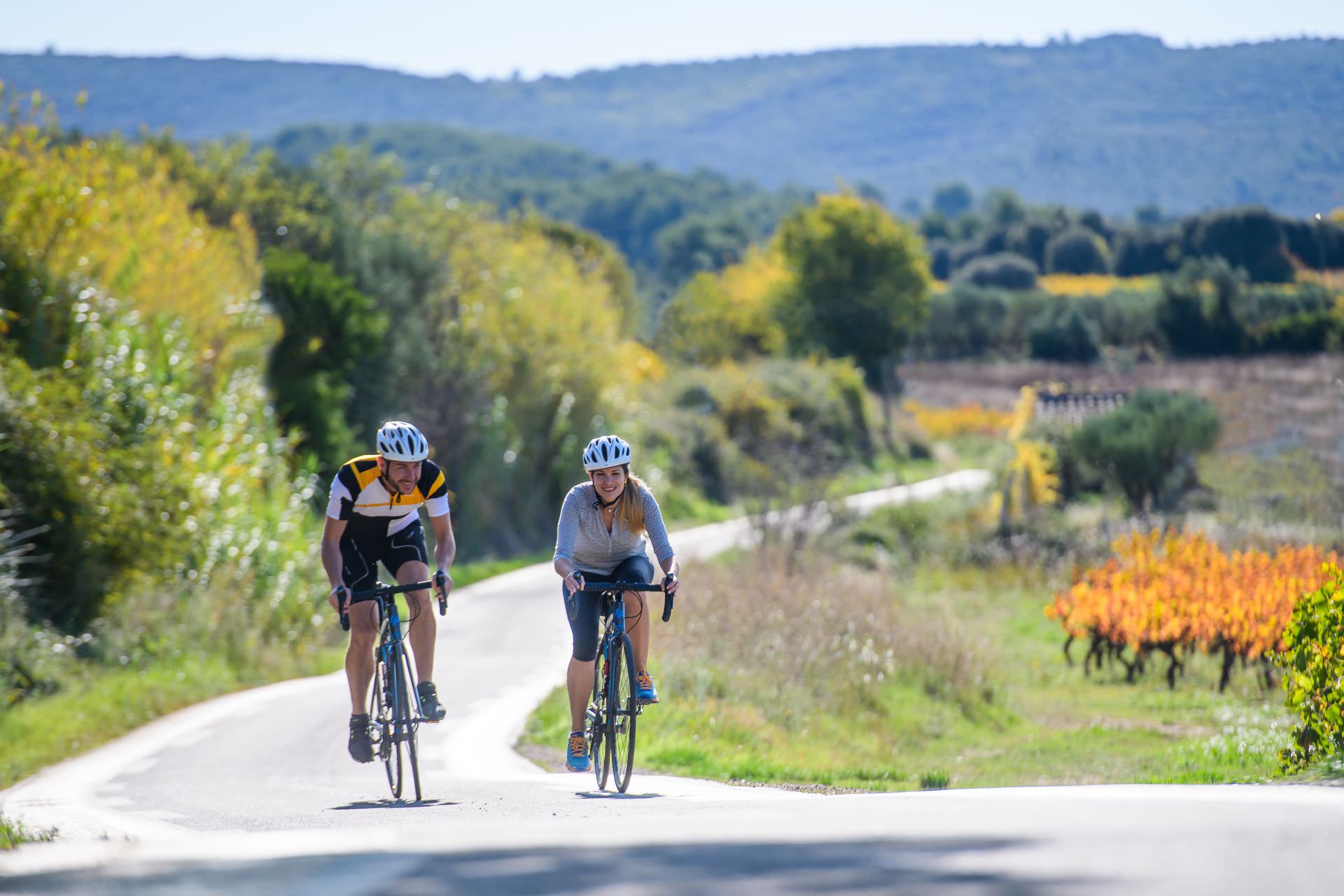 Couple de cyclotouristes dans le vignoble