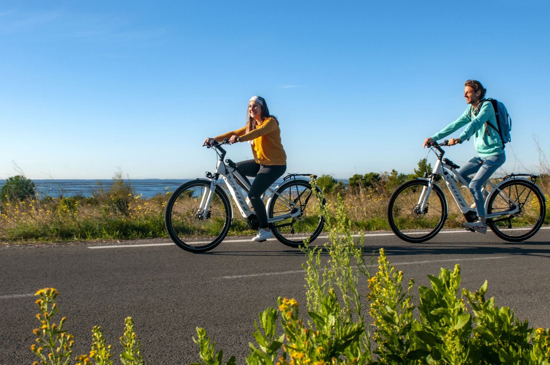 Couple de jeunes en vélo électrique sur la voie verte à Loupian