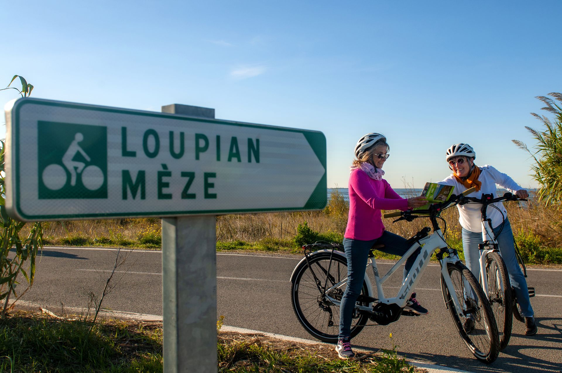 Voie verte du bassin de Thau entre amie quinquas en vélos