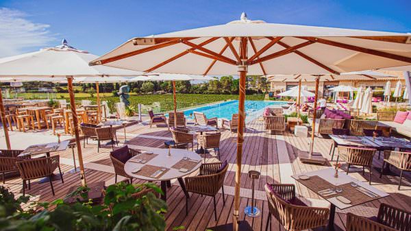 Piscine et terrasse au Domaine de Verchant