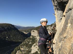 une petite fille souriante sur la via ferrata du Thaurac