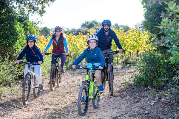 Famille à vélo dans le vignoble du Mas Daumas Gassac