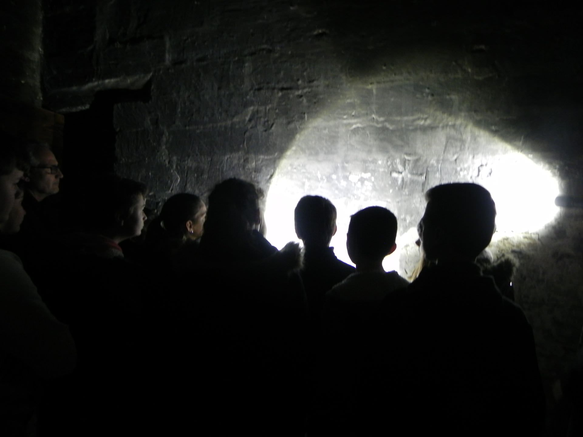 Musée de lagroupe d'enfants en visite à la Tour des Prisons à Lunel