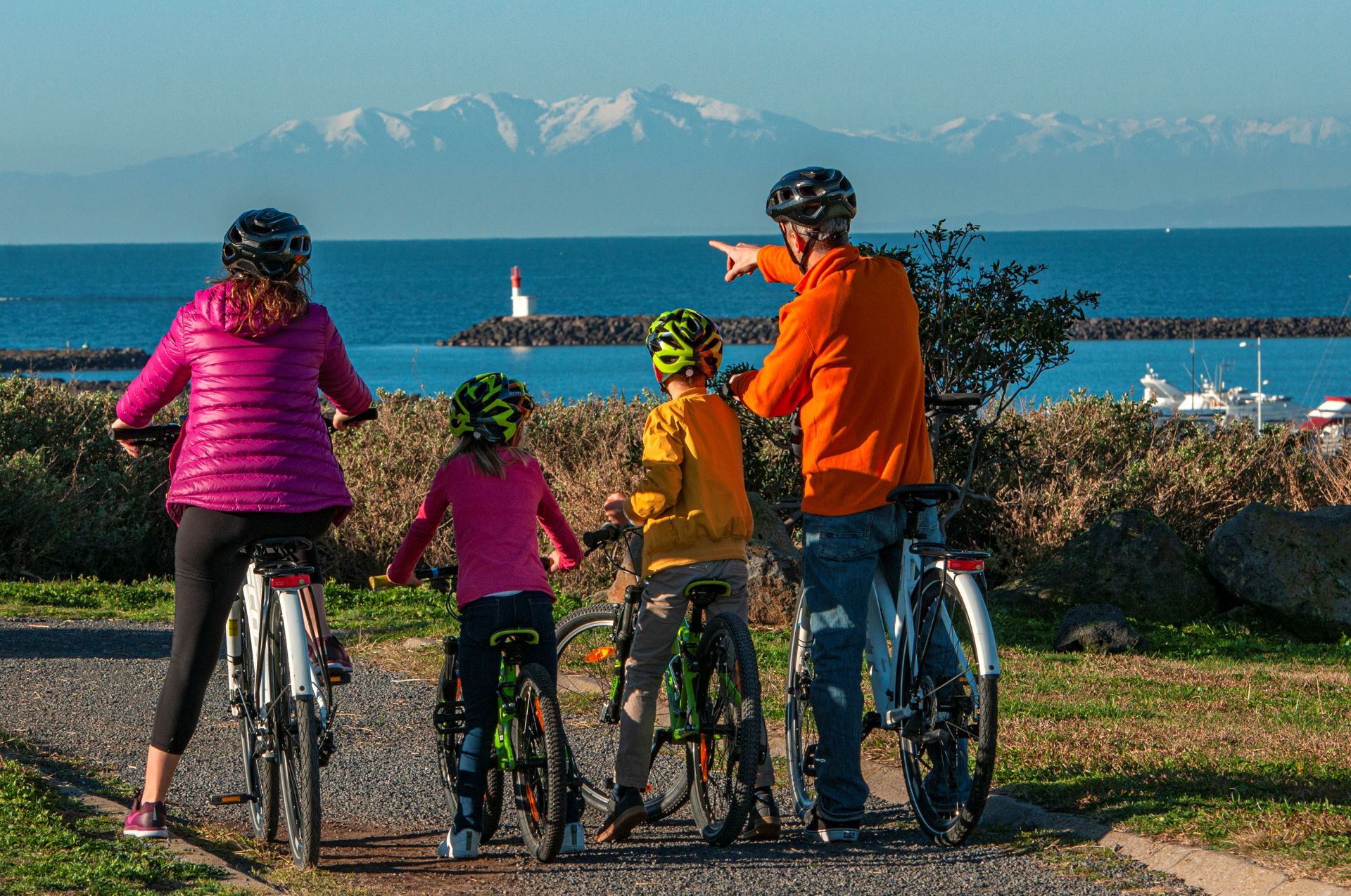 Plage de la Grande Conque Cap d'agde, famille à vélo regardant l'horizon