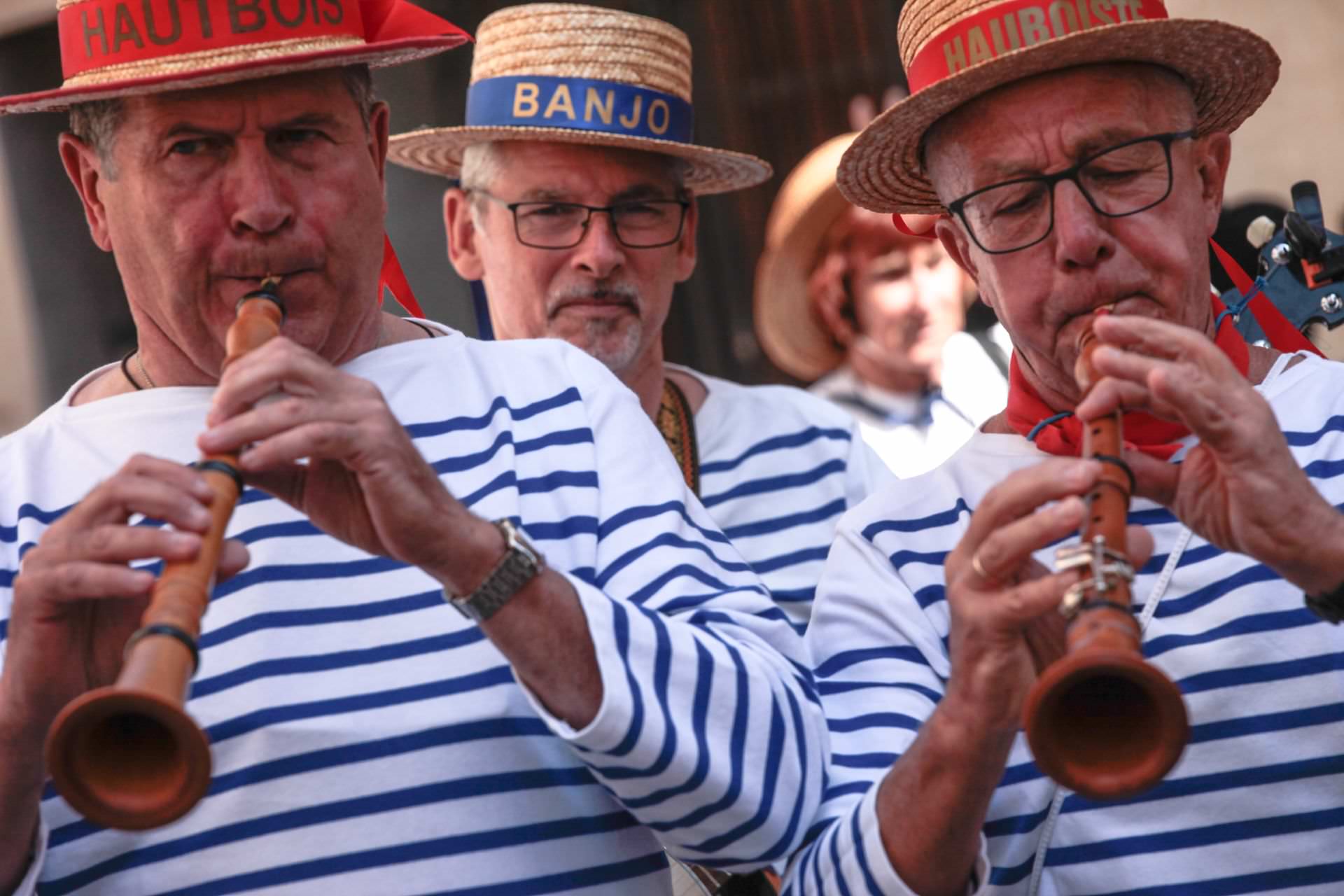 Jeuniors qui jouent de la flute à la Fête de la mer à Frontignan