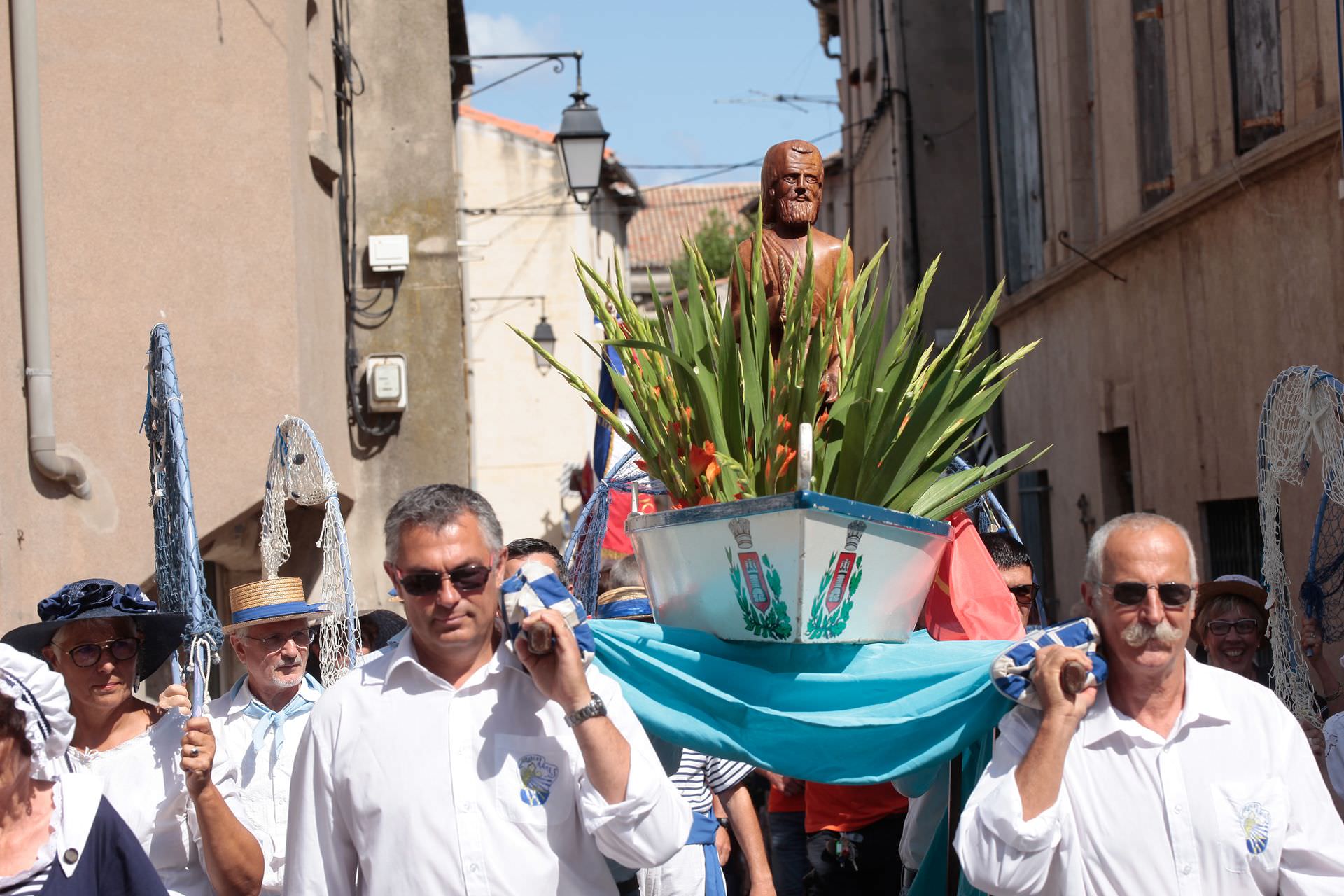 Procession à la Fête de la mer à Frontignan - jeuniors qui portent une barque avec la statue de Saint-Pierre