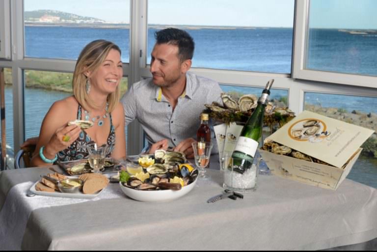 Couple qui déguste des coquillages à La Noisette d'Oc à Mèze