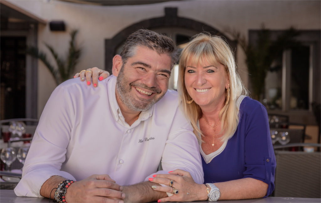 Le chef et son épouse souriant, vous accueillent au Bistrot d'Hervé à Agde