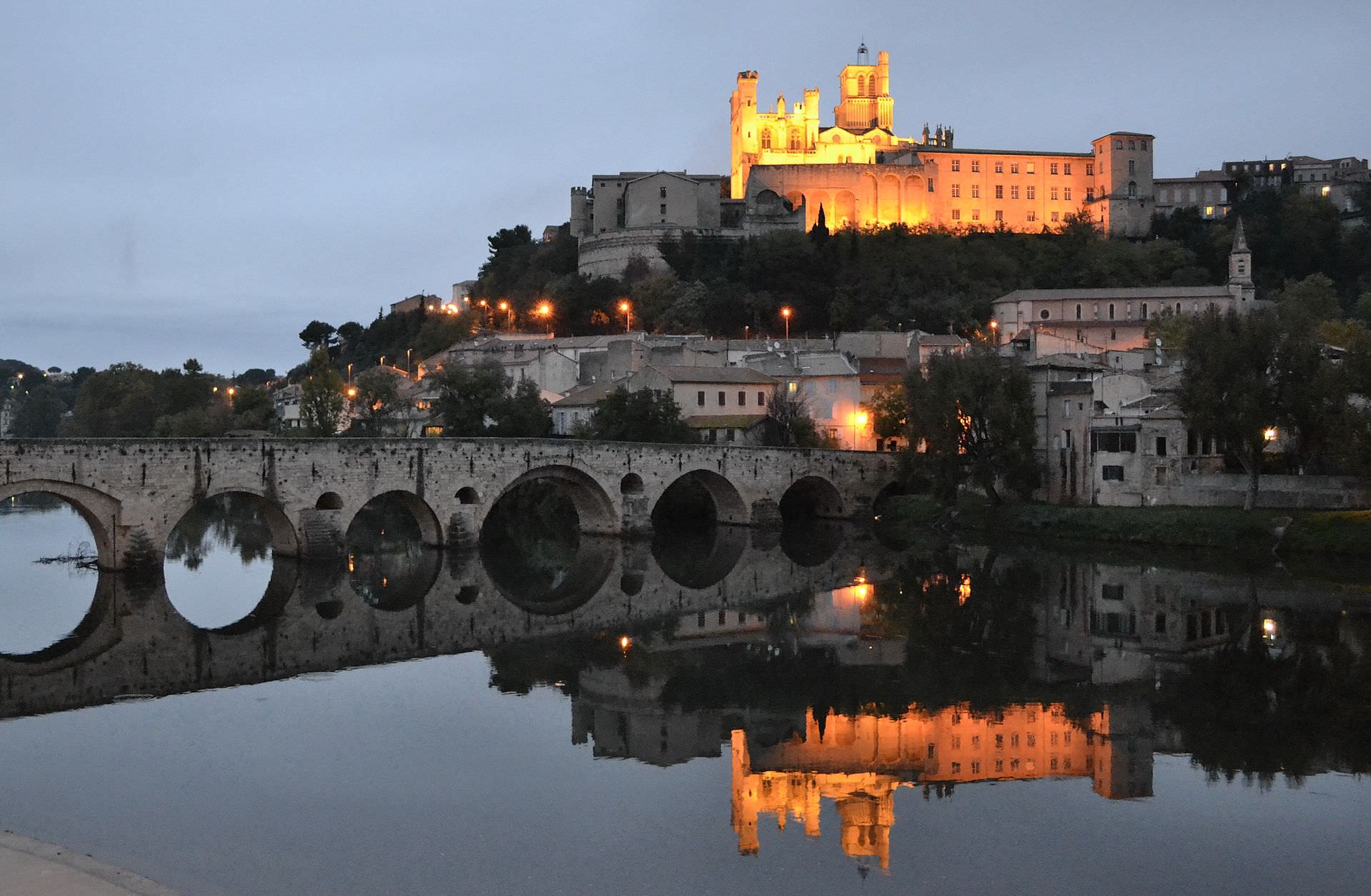 Cathédrale St Nazaire et Pont neuf à la tombée de la nuit à Béziers