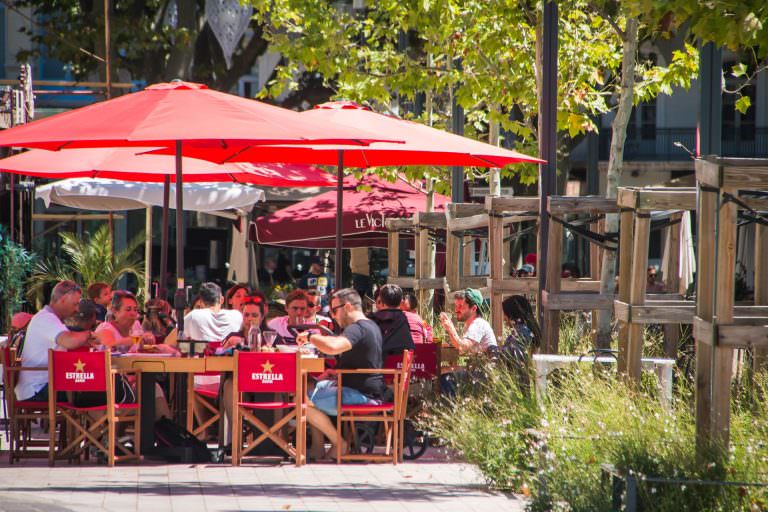 Groupes d'amis en terrasse d'un restaurant sur la Place Jean Jaurès à Béziers