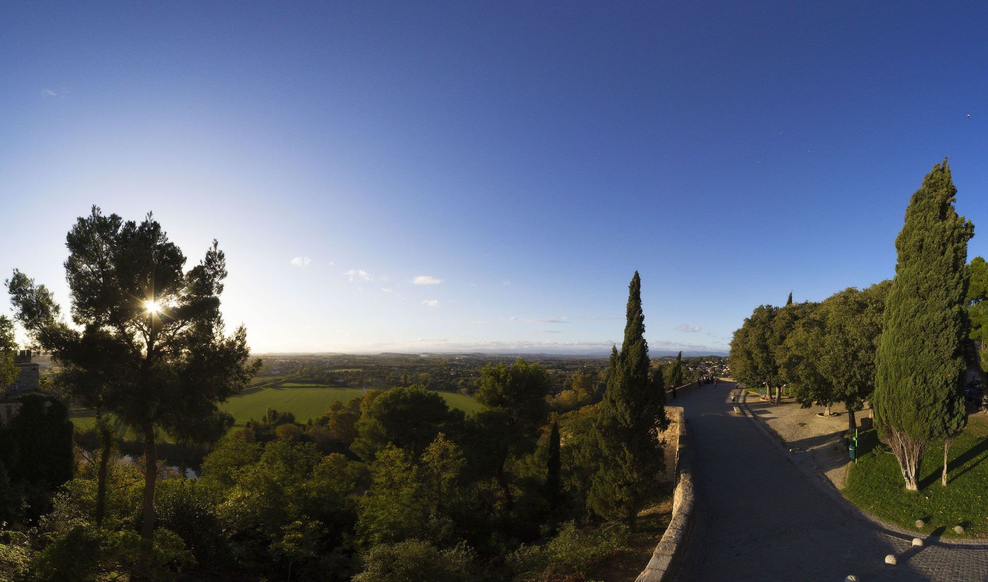 Vue sur la plaine languedocienne depuis le parvis de la cathédrale Saint Nazaire à Béziers