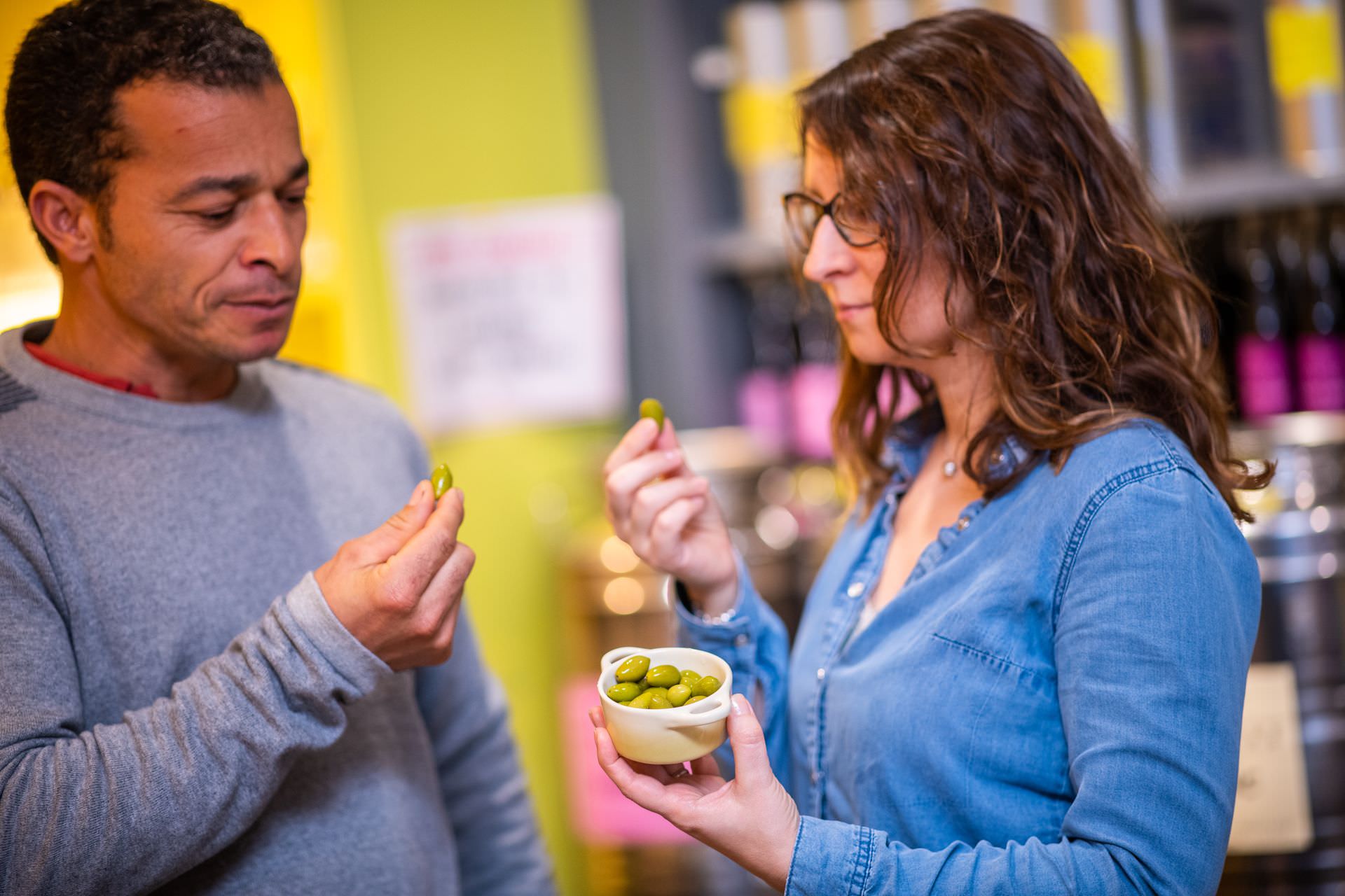 Couple qui déguste des olives à laBoutique Terroir Domaine de l'Oulivie