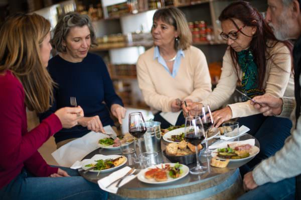 Une tribu, un groupe de copines en train de manger dans un restaurant