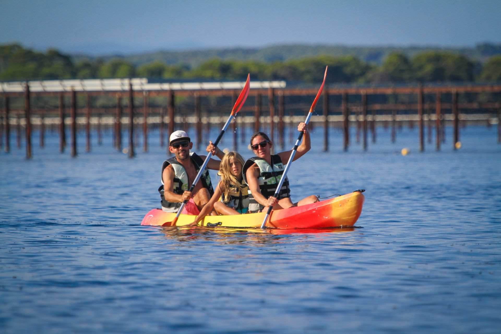 Canoë sur l'étang de Thau © Kithau Canoë en famille sur l'étang de Thau au milieu des parcs à huîtres avec Kithau