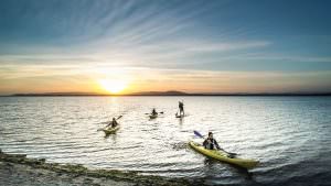 Canoë sur l'étang de l'Arnel au coucher de soleil