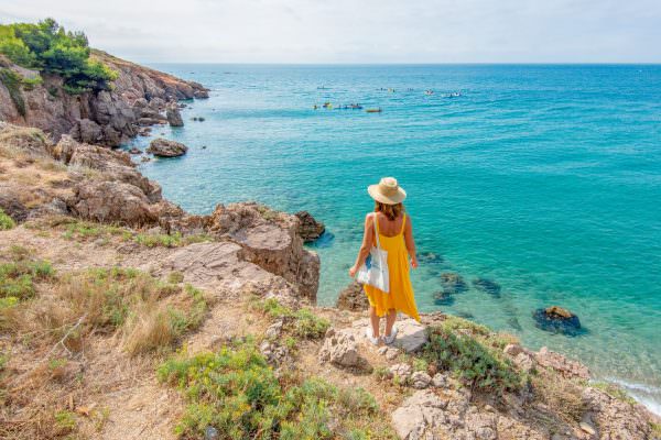 Jeune femme en balade à la Corniche à Sète