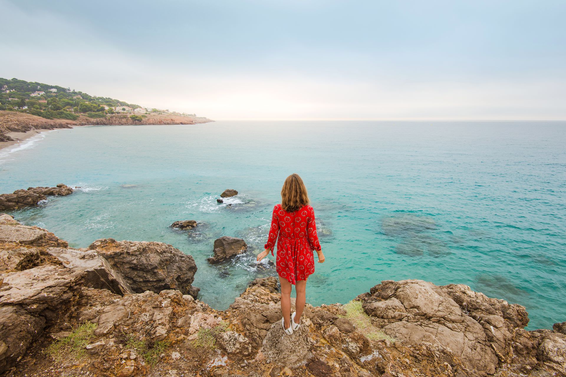 Corniche @ N.Chauveau - OT Sète Jeune femme avec Vue de la Corniche à Sète