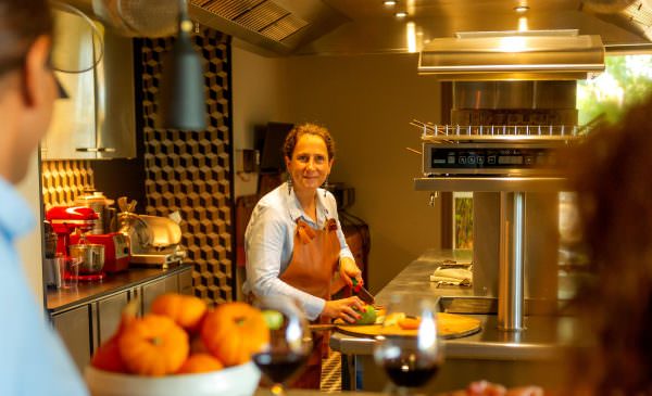 Cheffe en train de cuisiner dans sa cuisine