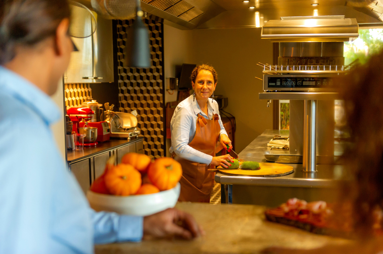 Cheffe en train de cuisiner dans sa cuisine
