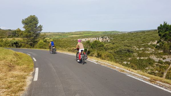 Couple à vélo sur la boucle cyclo 12 à Minerve