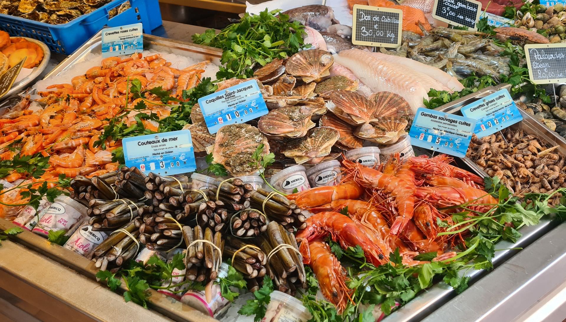 Etal de fruits de mer à L'Odacieuse Vidal coquillages à Valras