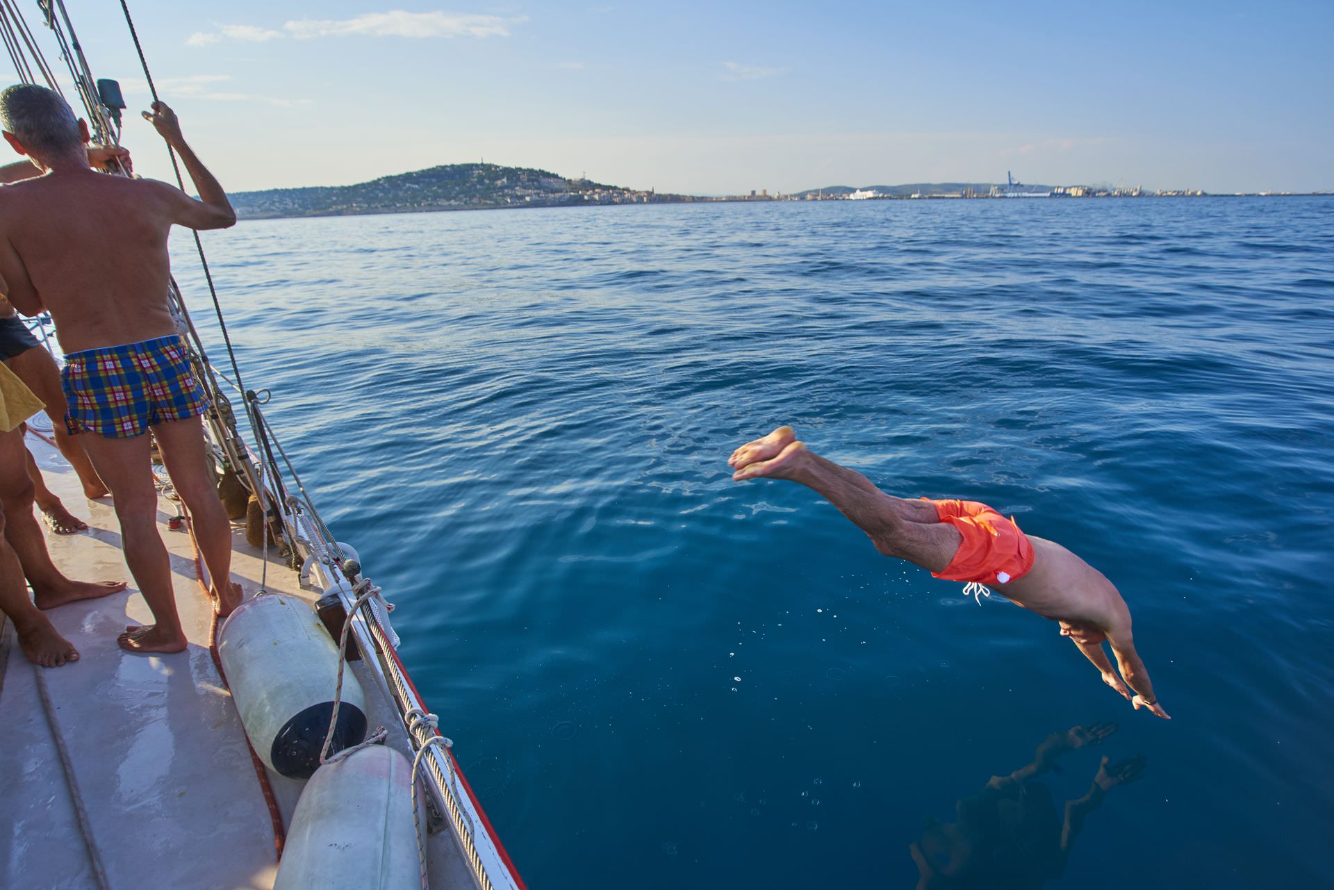 Plongeon d'un bateau sur l'étang de Thau avec vue sur Sète