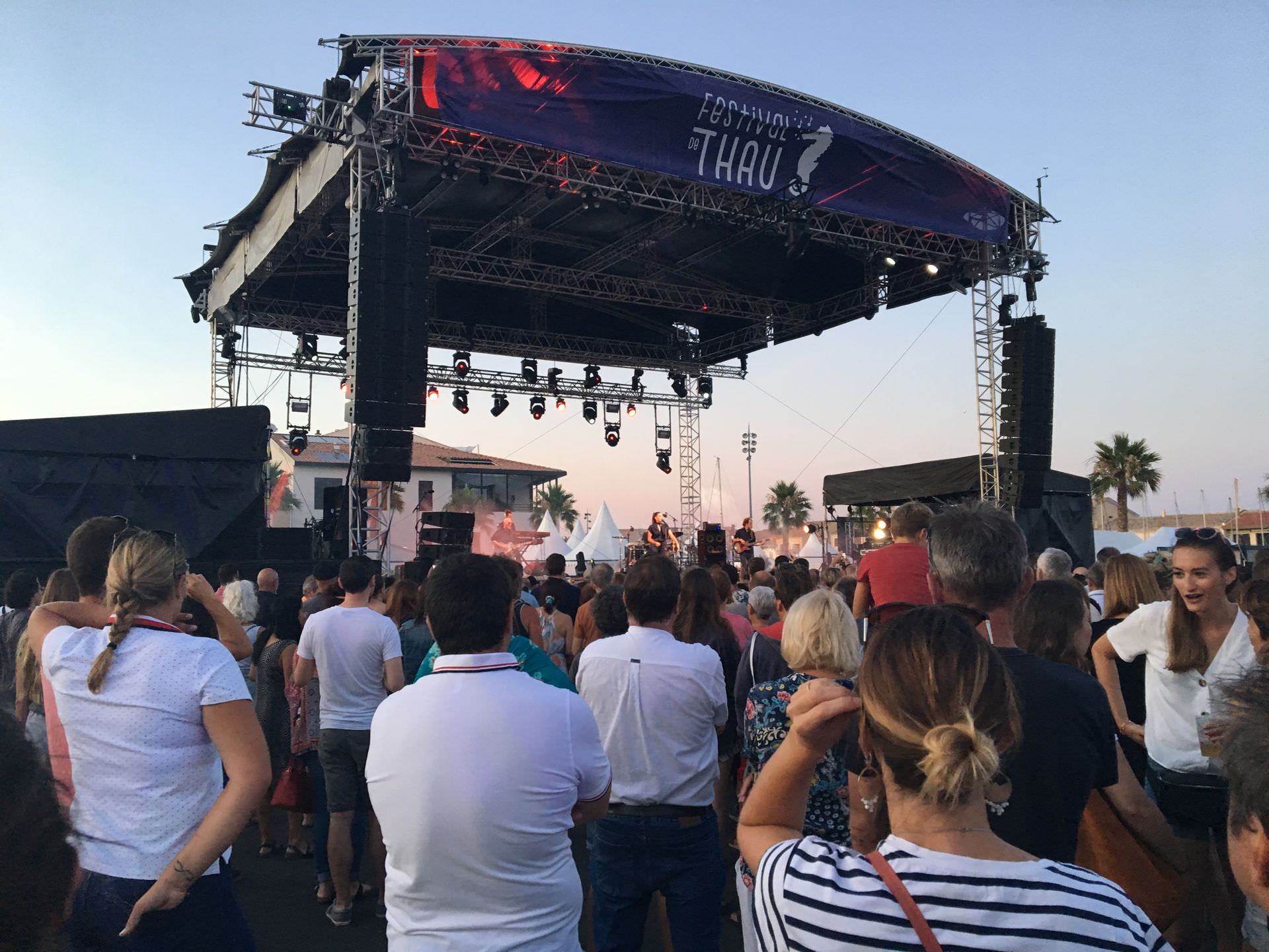 Festivaliers devant la scène du Festival de Thau à Mèze