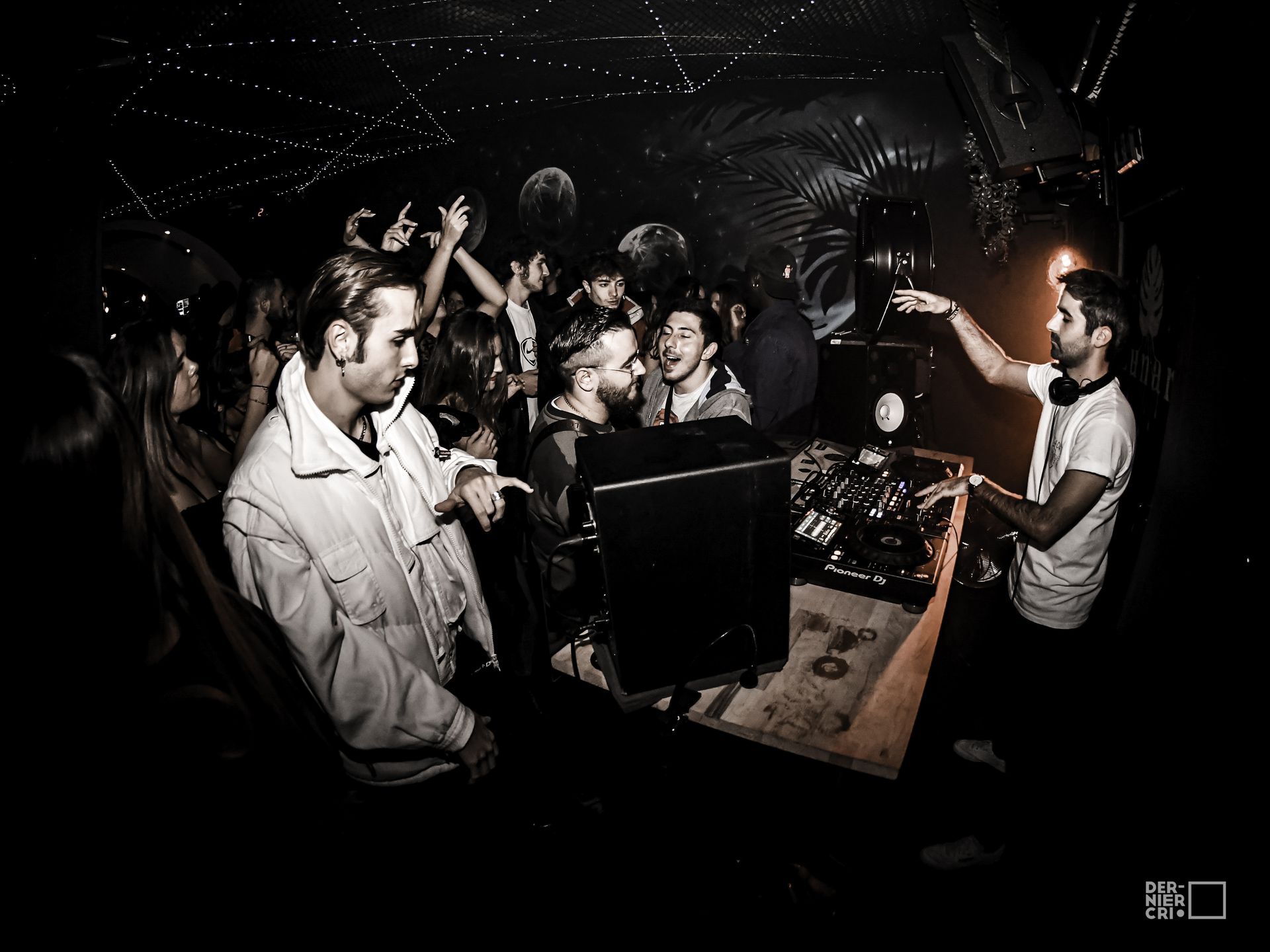 DJ qui mixe devant des gens qui dansent dans une salle de concert pour le Festival Dernier Cri à Montpellier