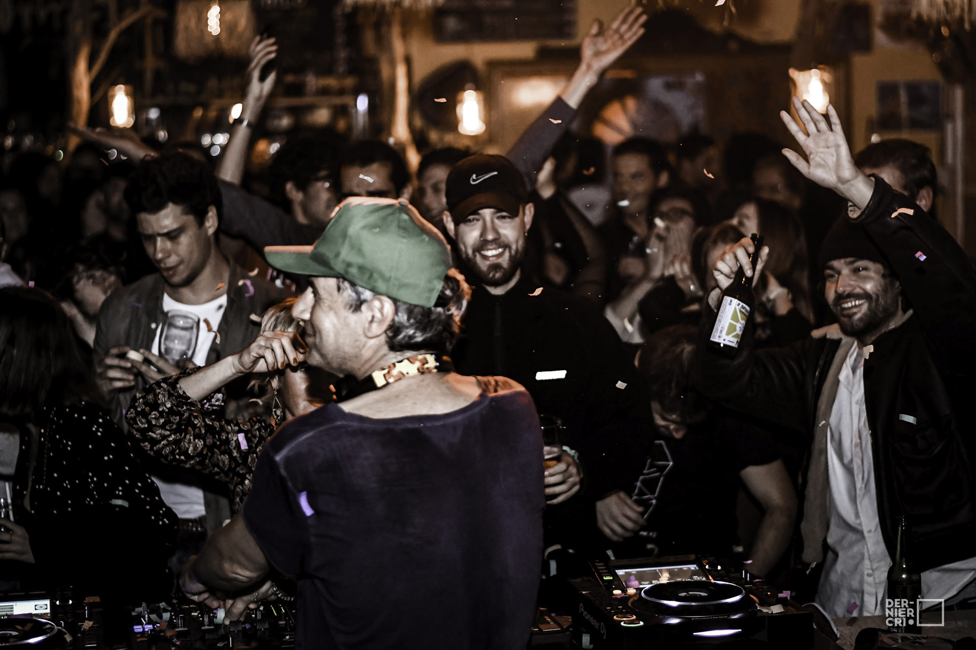 DJ qui mixe devant des gens qui dansent pour le Festival Dernier Cri à Montpellier