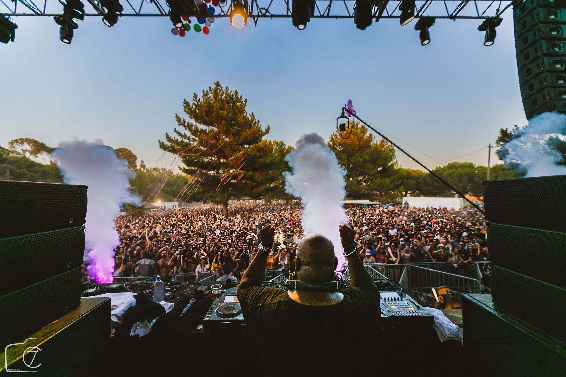 DJ qui mixe en journée pour le Festival Family Piknik au Domaine arboré de Grandmont à Montpellier devant une foule de festivaliers