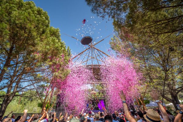 Jet de confettis roses au milieu des pins et des festivaliers du Festival Family Piknik au Domaine de Grandmont à Montpellier