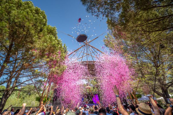 Jet de confettis roses au milieu des pins et des festivaliers du Festival Family Piknik au Domaine de Grandmont à Montpellier