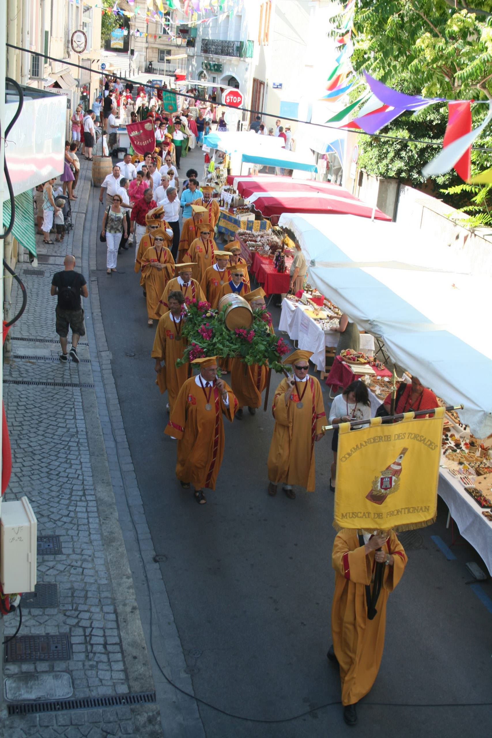 Troupe qui défile à la Fête du Muscat à Frontignan