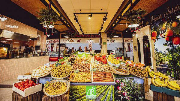 étal de fruits et légumes aux Halles Plaza