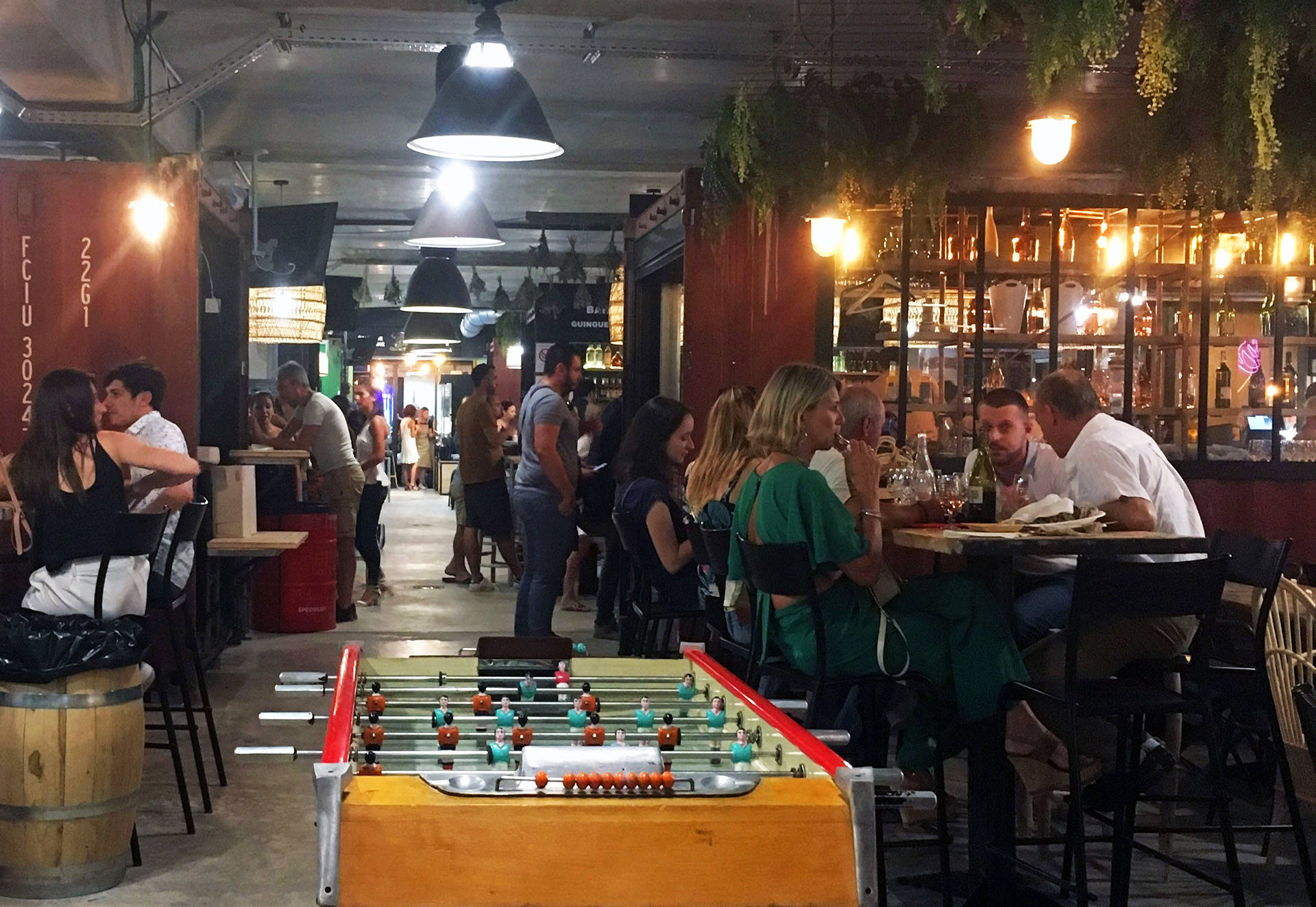 Groupe d'amis aux Halles du Lez à Montpellier