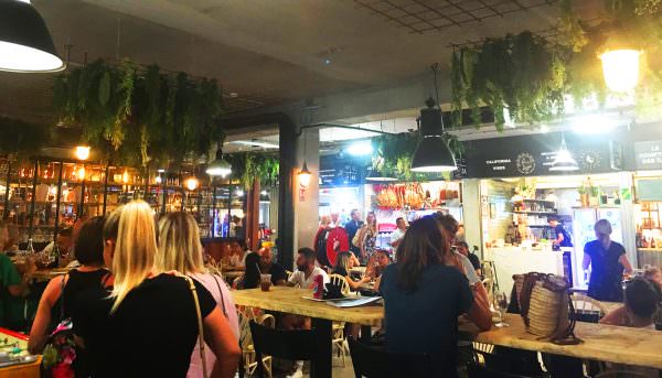 Groupes d'amis aux Halles du Lez à Montpellier