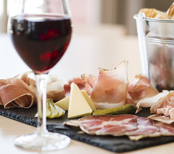 Tapas et verre de vin