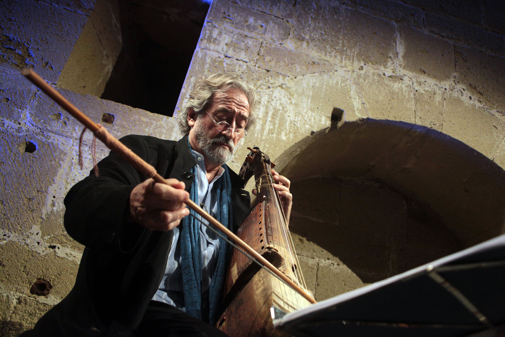 Musicien Jordi Savall dans la Cathédrale de Maguelone pour le Festival de musiques anciennes