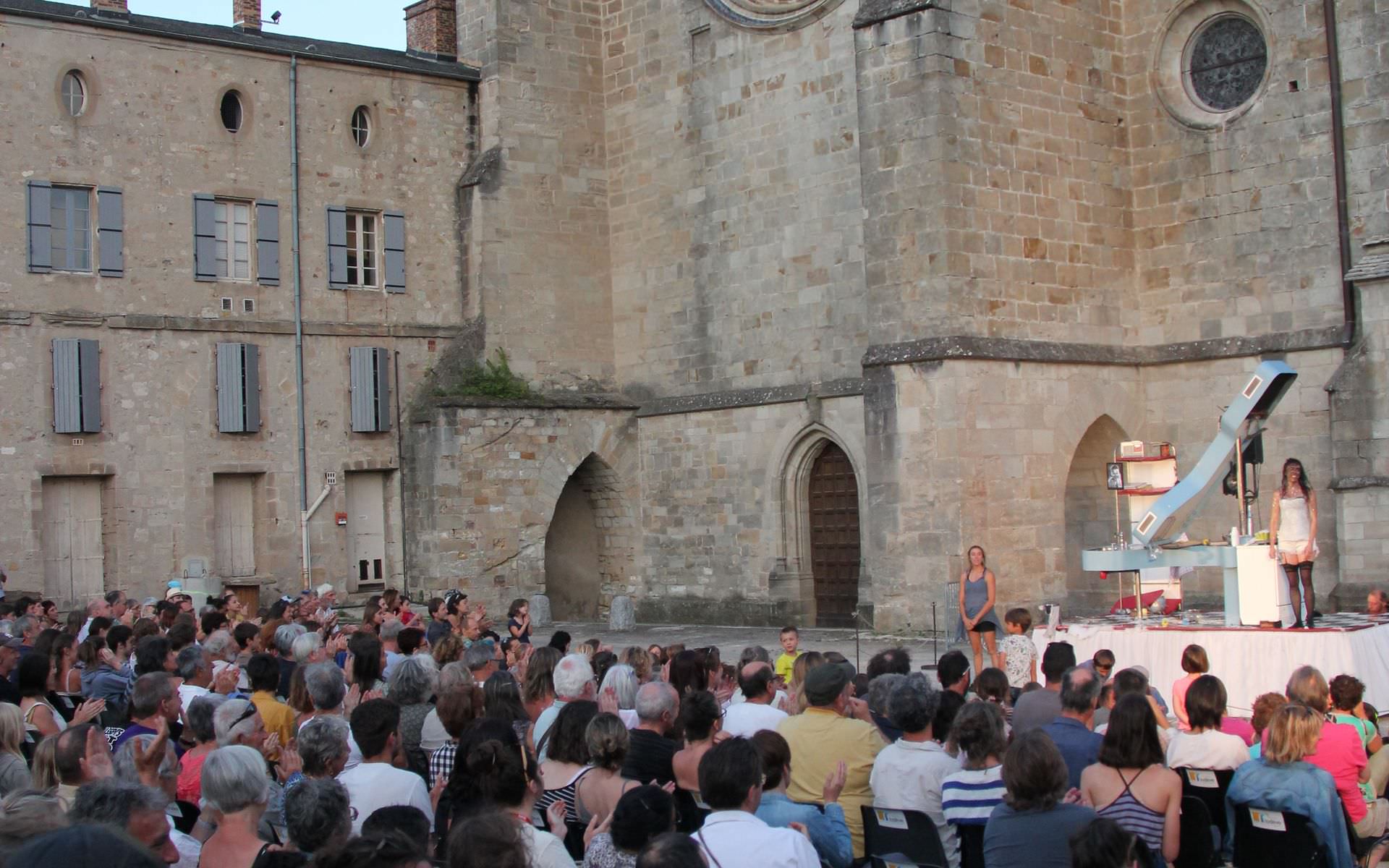 Spectacle la Cuisinière devant la cathédrale Saint Fulcran de Lodève dans le cadre du Festival Résurgence