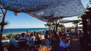 Détente et apéro entre amis sur le rooftop du complexe La Dune à La Grande Motte face à la plage du Grand Travers